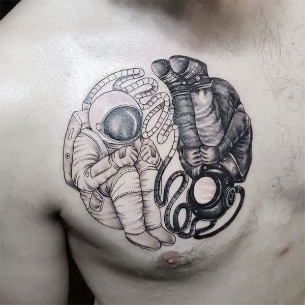 Tattoo âm dương phi hành gia