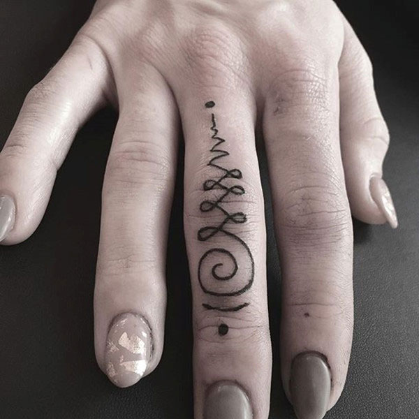 Tattoo bùa thái ngón tay