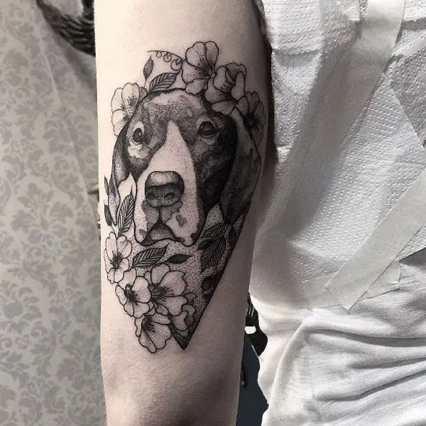 Tattoo con chó đen trắng