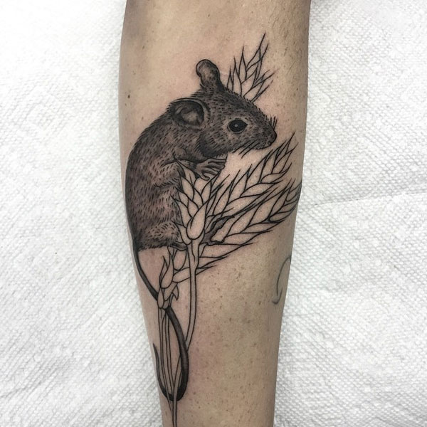 Tattoo con chuột bắp chân đẹp