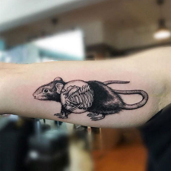 Tattoo con chuột bắp tay nam