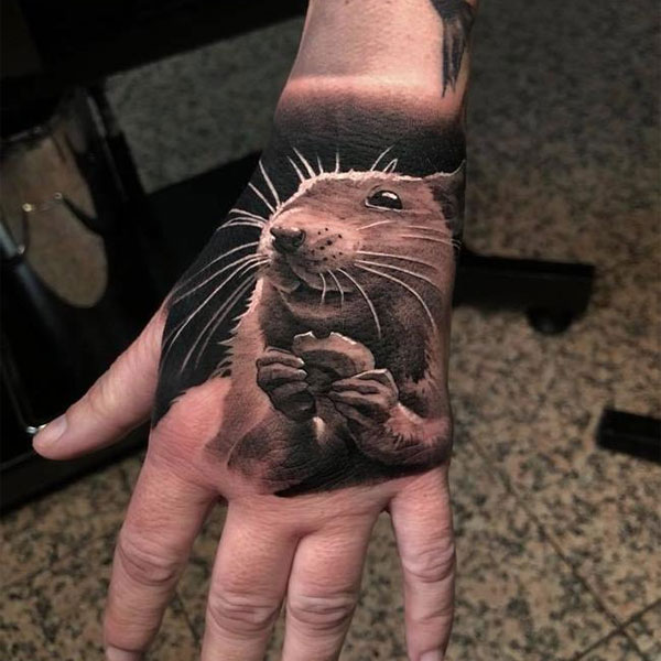 Tattoo con chuột ở bàn tay