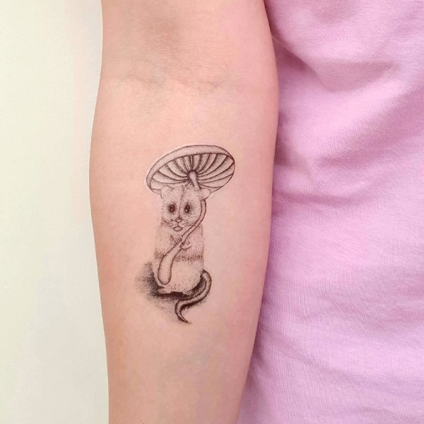 Tattoo con chuột ở cánh tay