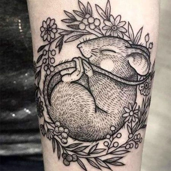 Tattoo con chuột ở chân