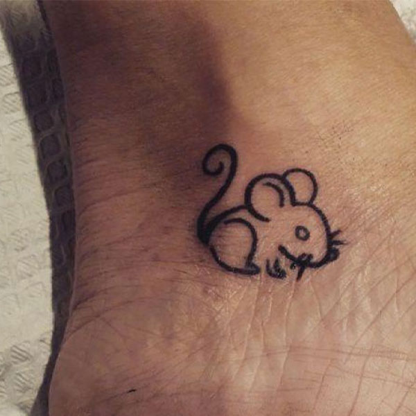 Tattoo con chuột ở cổ chân