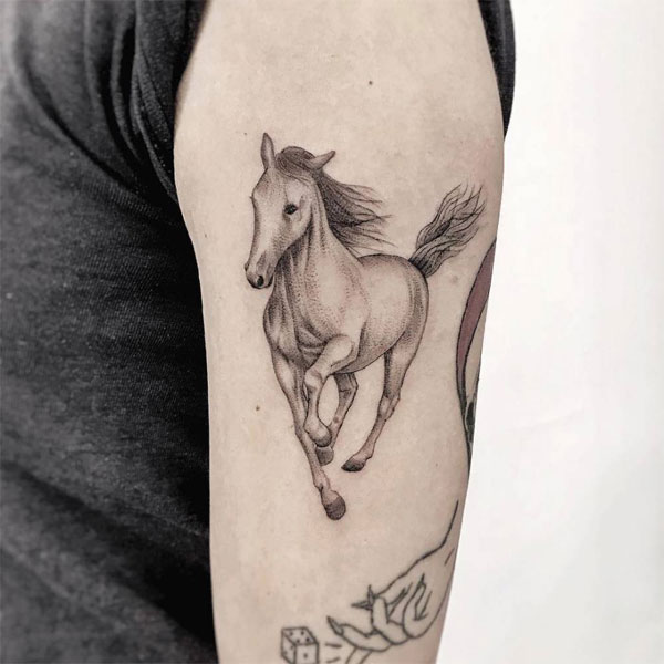 Tattoo con ngựa bắp tay chất