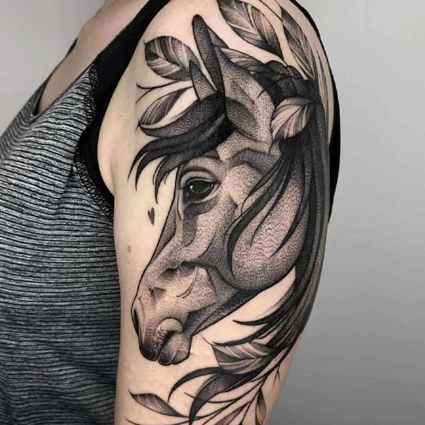 Tattoo con ngựa bắp tay