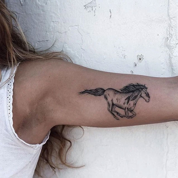 Tattoo con ngựa cho nữ