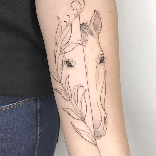 Tattoo con ngựa đơn giản