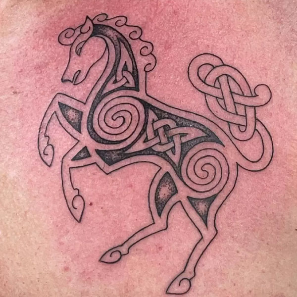 Tattoo con ngựa hoa văn