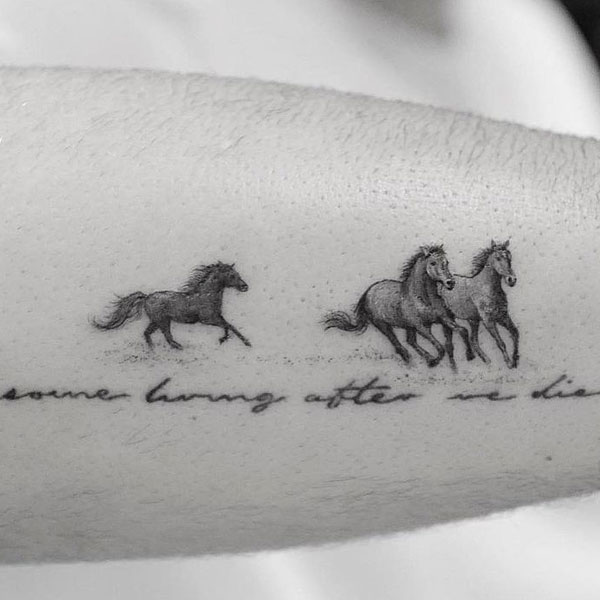 Tattoo con ngựa mini chất