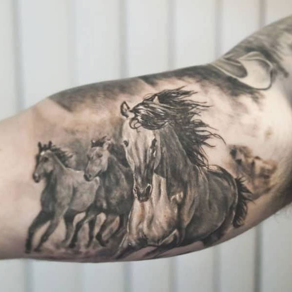 Tattoo con cái ngựa ở bắp tay đẹp