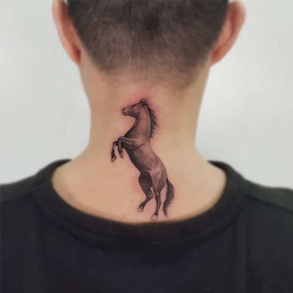 Tattoo con ngựa ở cổ