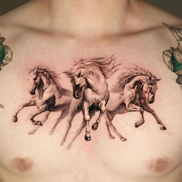 Tattoo con ngựa ở ngực