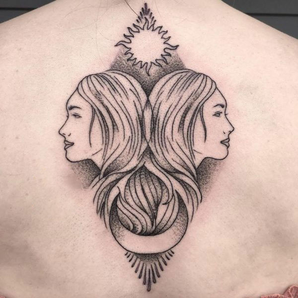 Tattoo cung song tử ở lưng