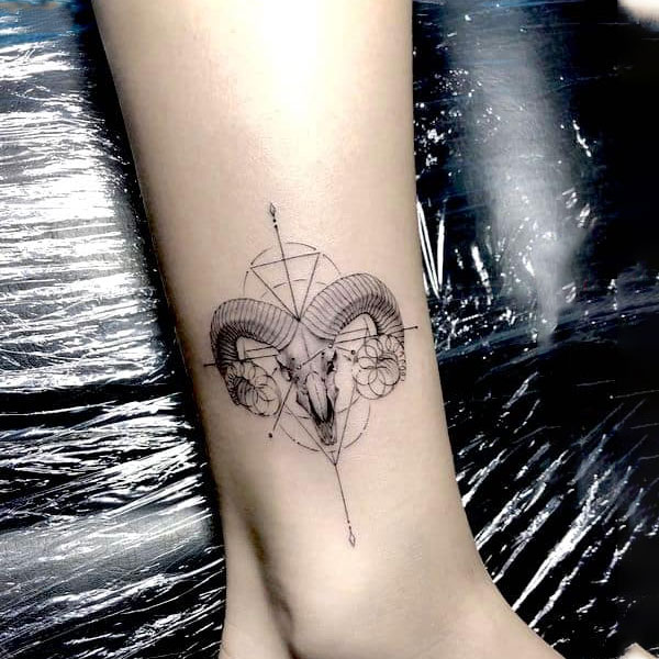 Tattoo cung bạch dương cổ chân