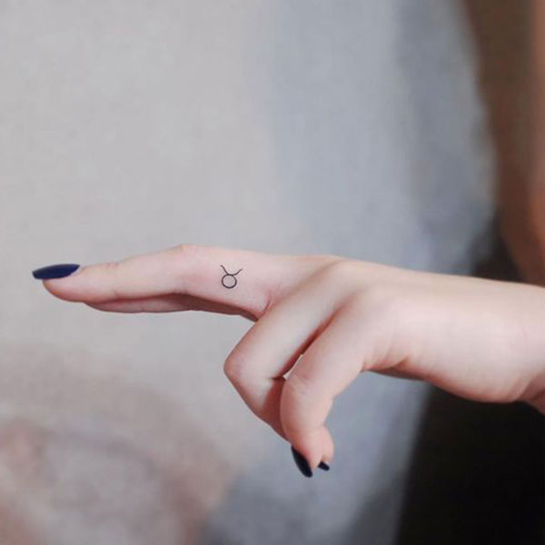 Tattoo cung kim ngưu ngón tay