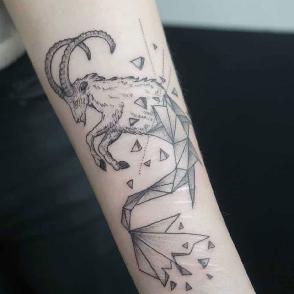 Tattoo cung ma kết ở cánh tay