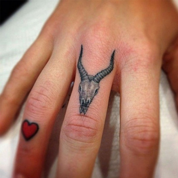Tattoo cung ma kết ở ngón tay