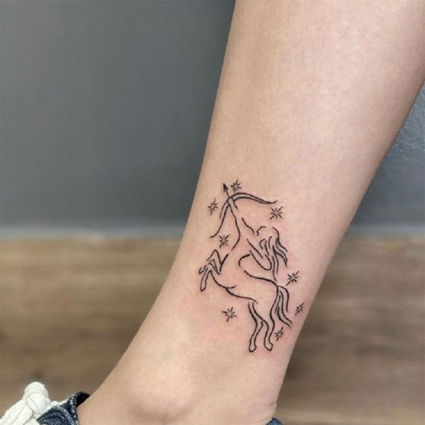Tattoo cung nhân mã ở cổ chân