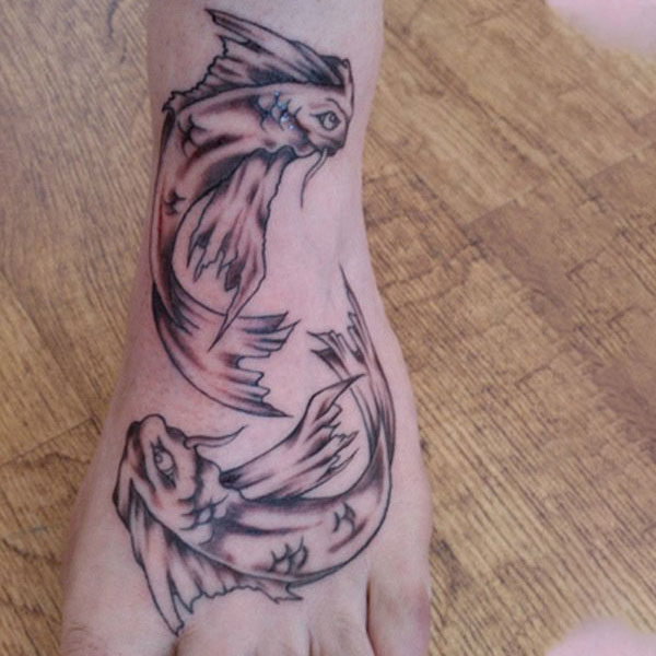 Tattoo cung song ngư ở bàn chân