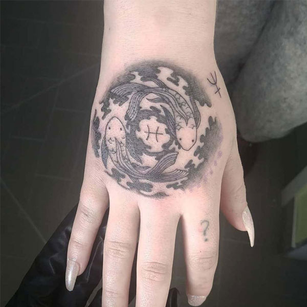 Tattoo cung song ngư ở bàn tay