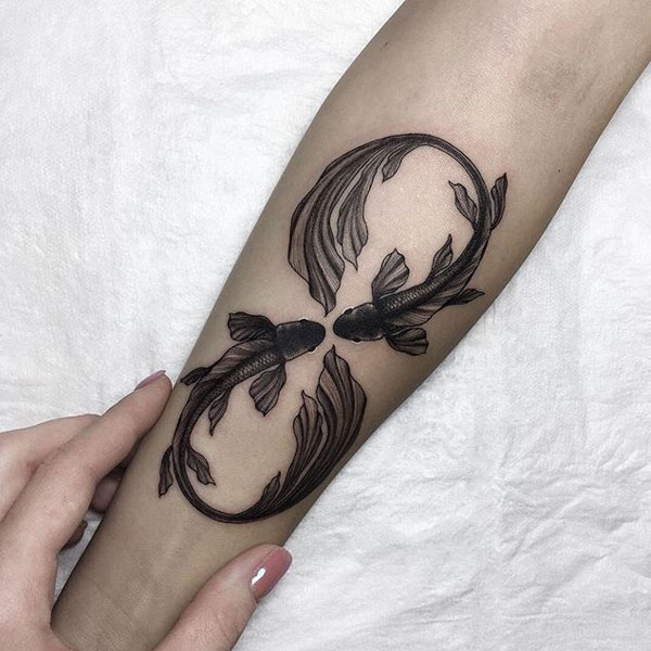 Tattoo cung song ngư ở cánh tay