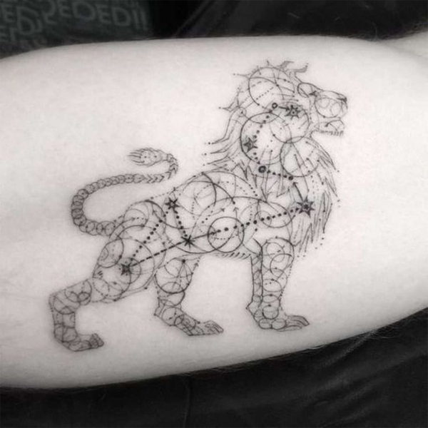 Tattoo cung sư tử bắp tay