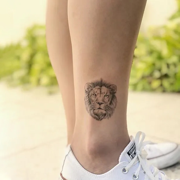 Tattoo cung sư tử mini ở cổ chân