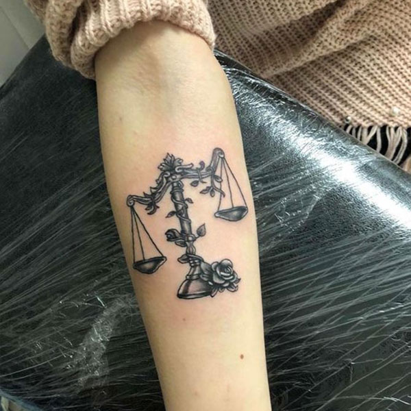 Tattoo cung thiên bình cánh tay