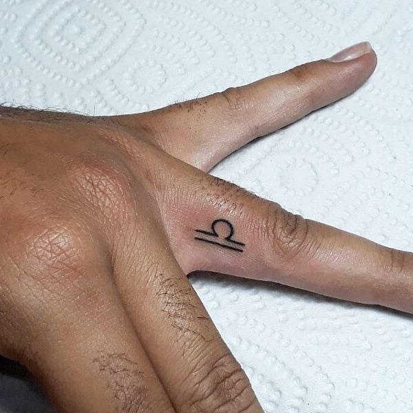 Tattoo cung thiên bình ngón tay