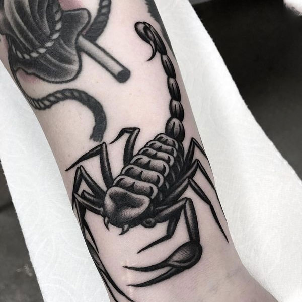 Tattoo cung thiên yết đen trắng