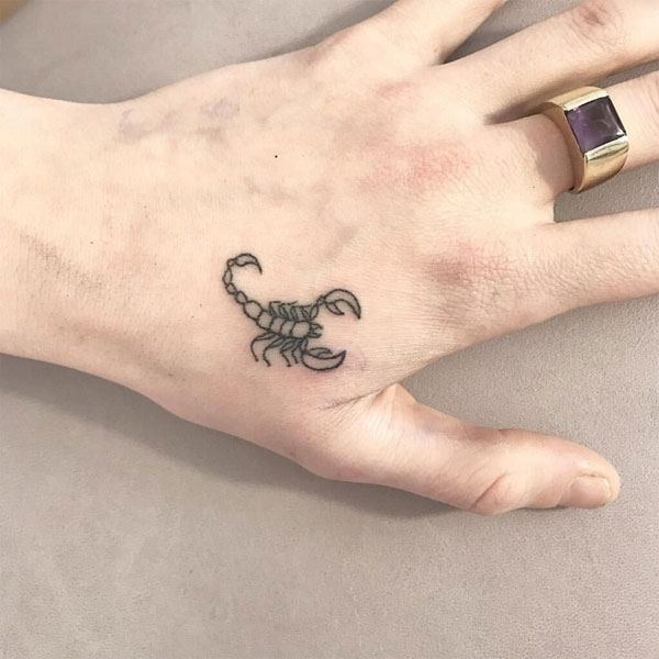 Tattoo cung thiên yết mini ở bàn tay