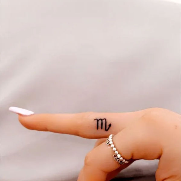 Tattoo cung thiên yết ngón tay