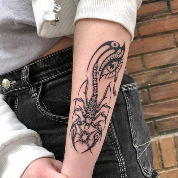 Tattoo cung thiên yết ở cánh tay