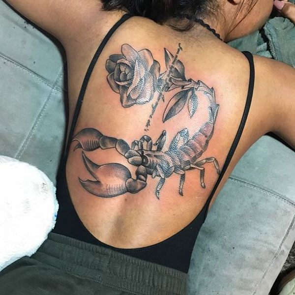 Tattoo cung thiên yết ở lưng