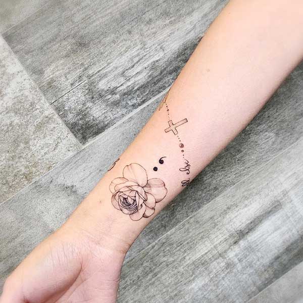 Tattoo dấu chấm phẩy cánh tay đẹp