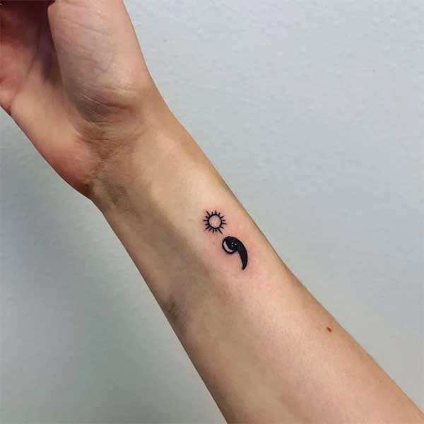 Tattoo dấu chấm phẩy cánh tay