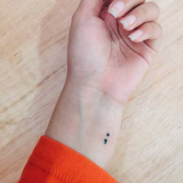 Tattoo dấu chấm phẩy cổ tay siêu đẹp