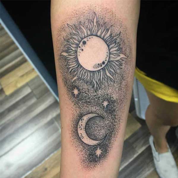 Tattoo vết chấm phẩy mặt mũi trăng và mặt mũi trời