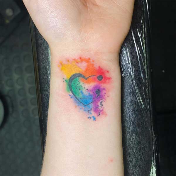 Tattoo dấu chấm phẩy màu sắc