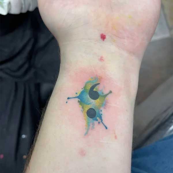 Tattoo dấu chấm phẩy mini ở cổ tay