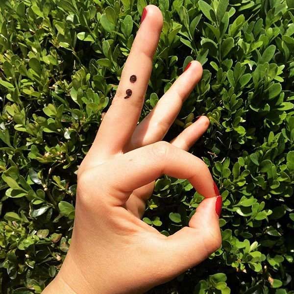 Tattoo dấu chấm phẩy ngón tay đẹp 