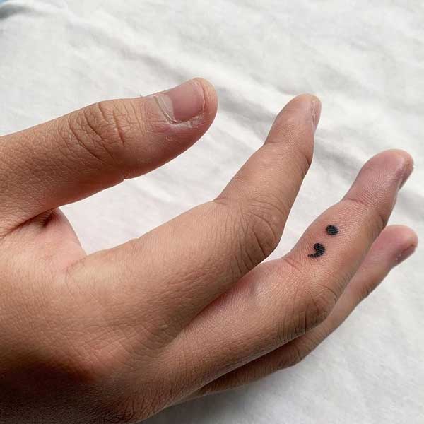 Tattoo dấu chấm phẩy ngón tay