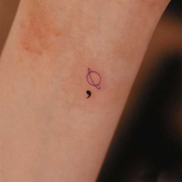 tattoo dấu chấm phẩy nhỏ