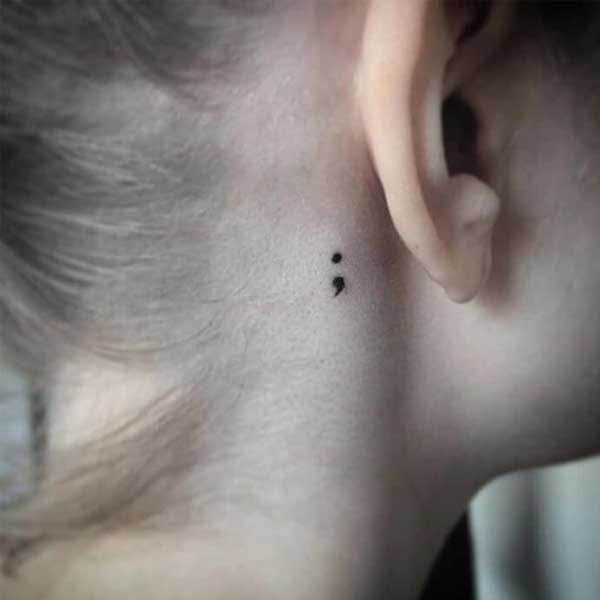 Tattoo dấu chấm phẩy ở cổ đẹp