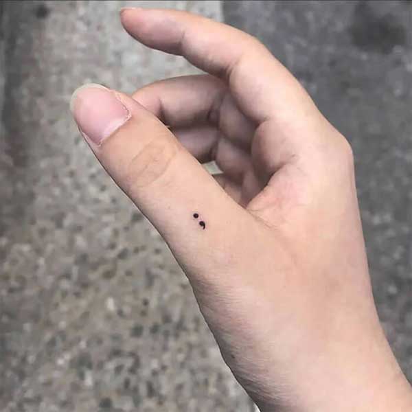 Tattoo dấu chấm phẩy ở ngón tay đẹp