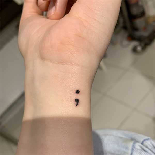 Tattoo dấu chấm phẩy ở tay