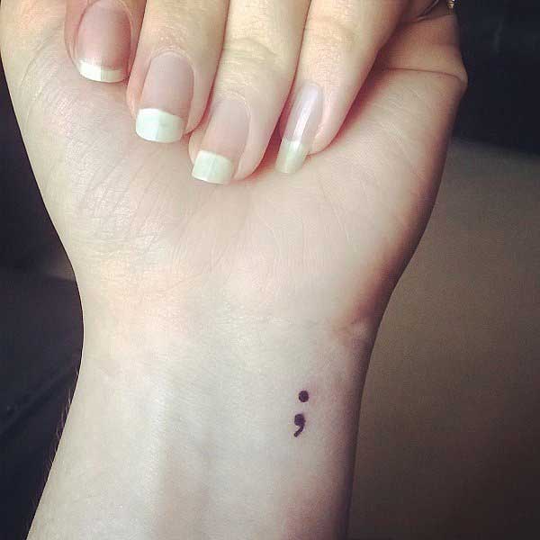 Tattoo dấu chấm phẩy ở tay đẹp