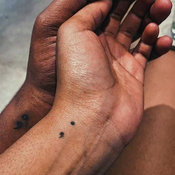 Tattoo dấu chắm phẩy ở tay